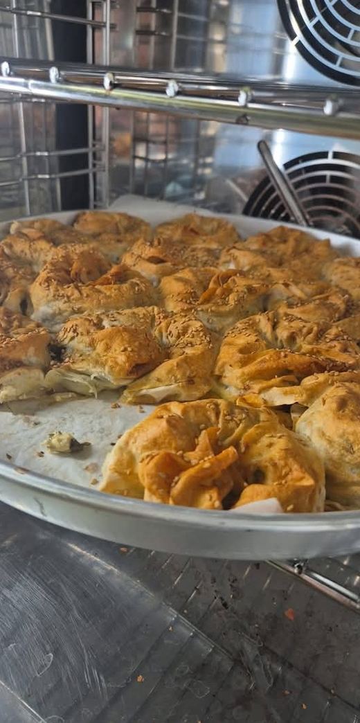 Fırından çıkmış gül böreği